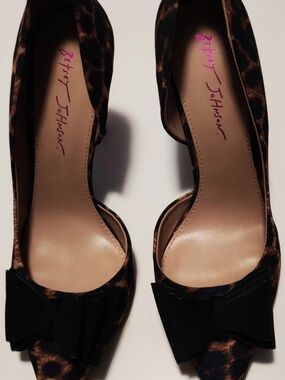 Betsey Johnson Womens 10M Leopard High Heels Prince-P Red Stiletto Black Bow...